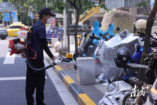 线下配资 记者直击广州杨箕社区消杀现场！广州全市今起开展防蚊灭蚊行动